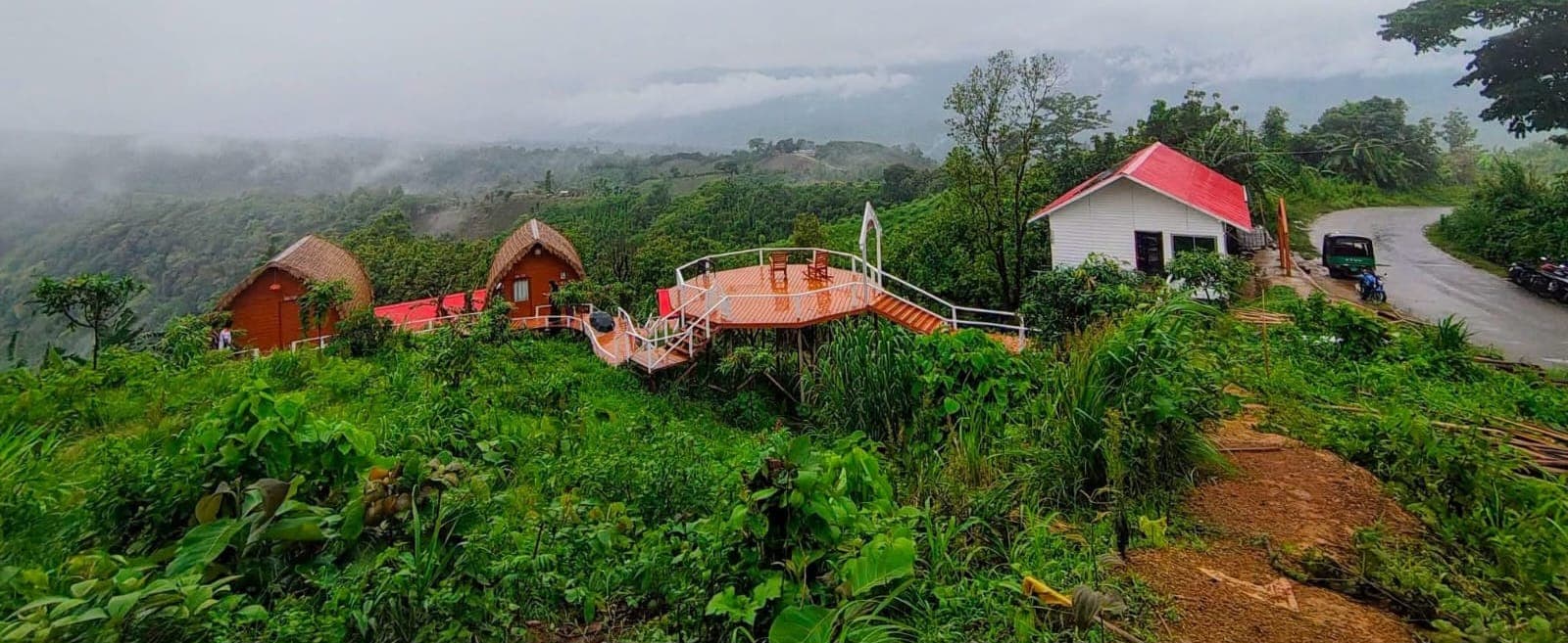 Toma Tungi Resort restaurant on the hillside